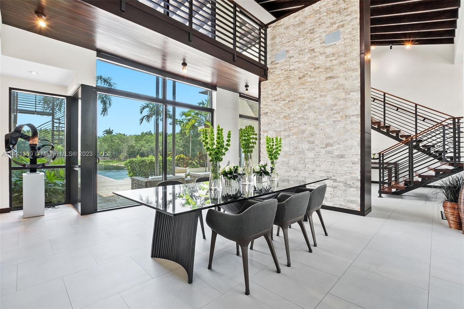 WINDMILL LAKE ESTATE - Residential