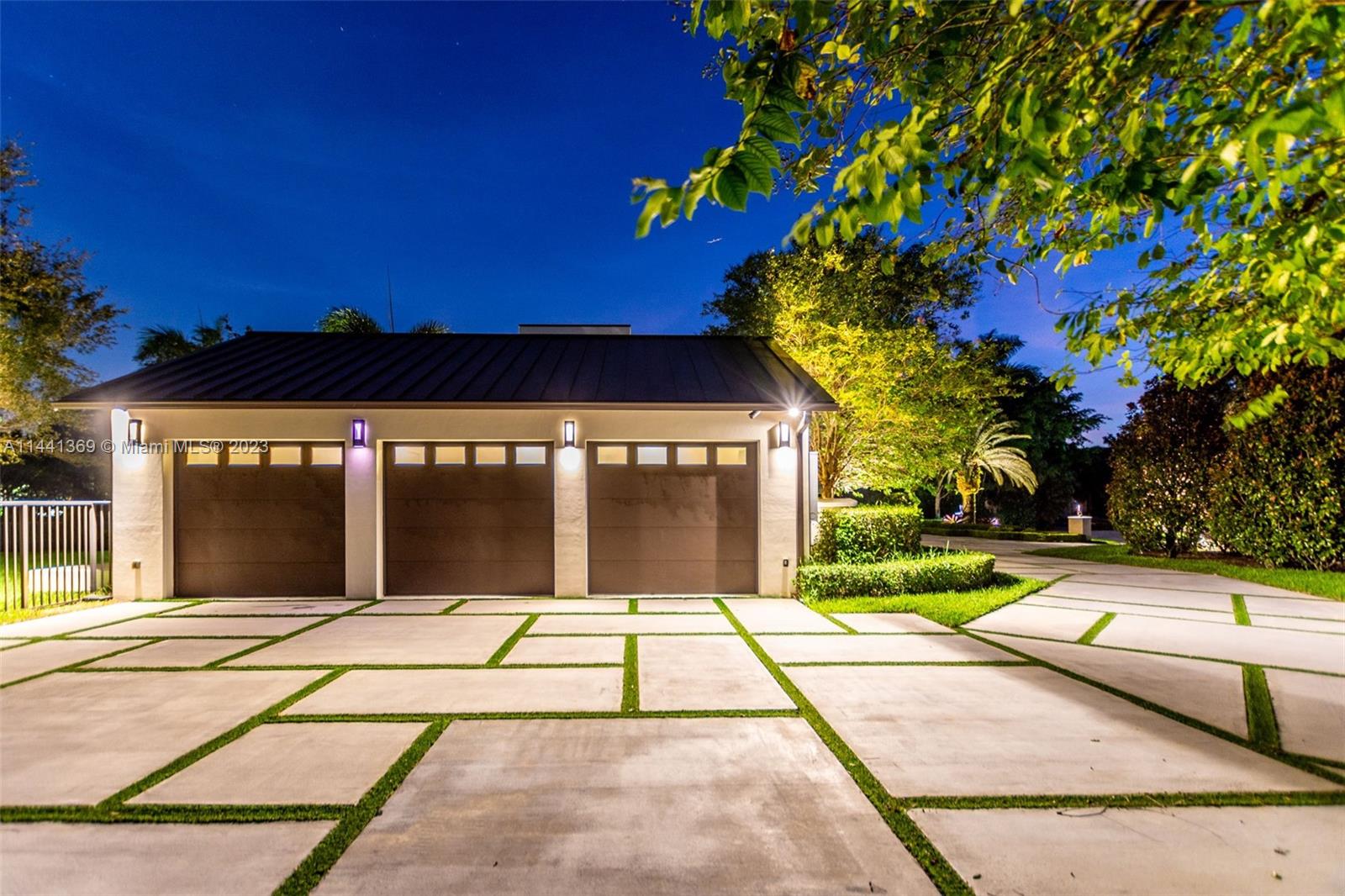 WINDMILL LAKE ESTATE - Residential