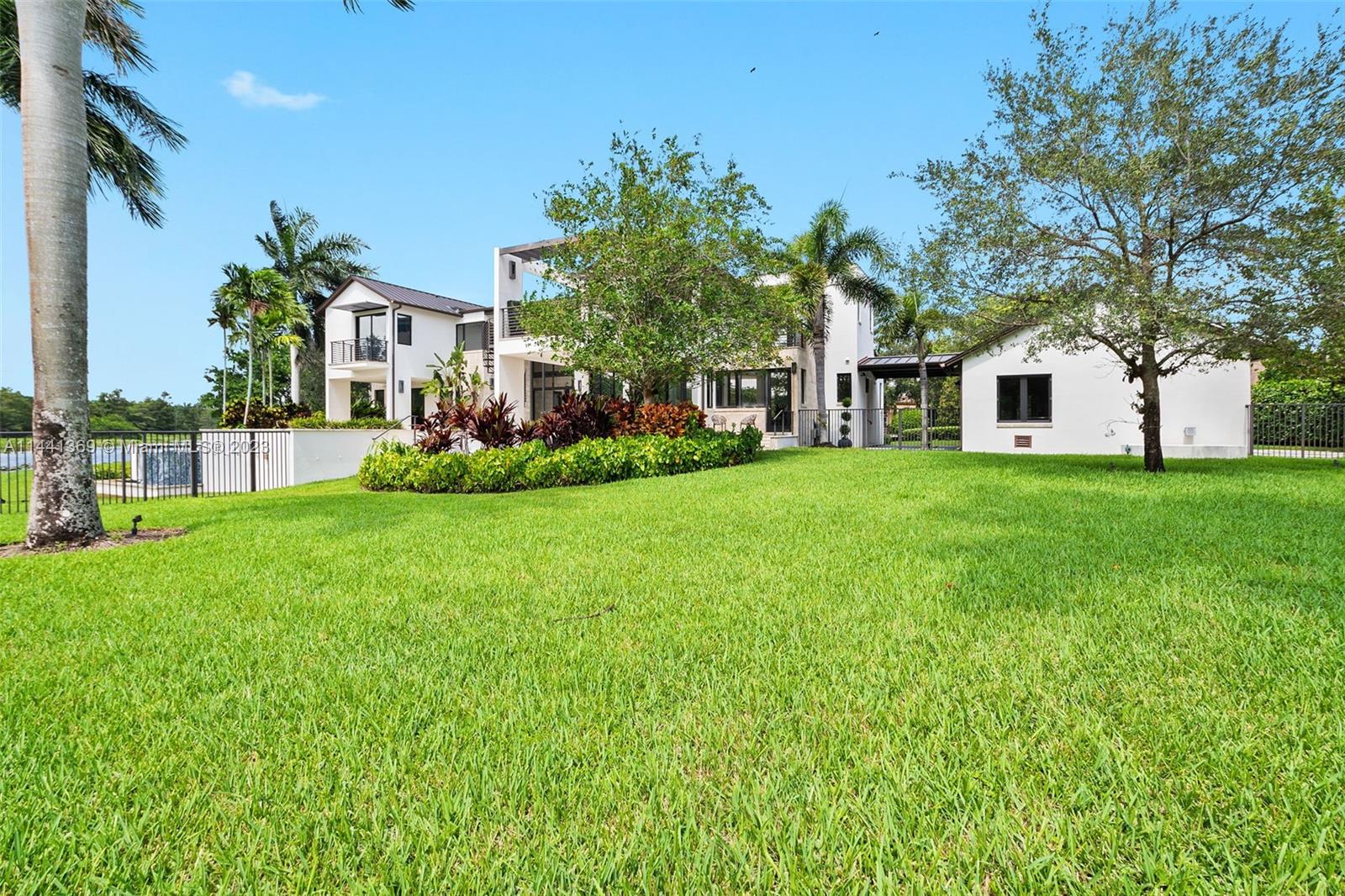 WINDMILL LAKE ESTATE - Residential