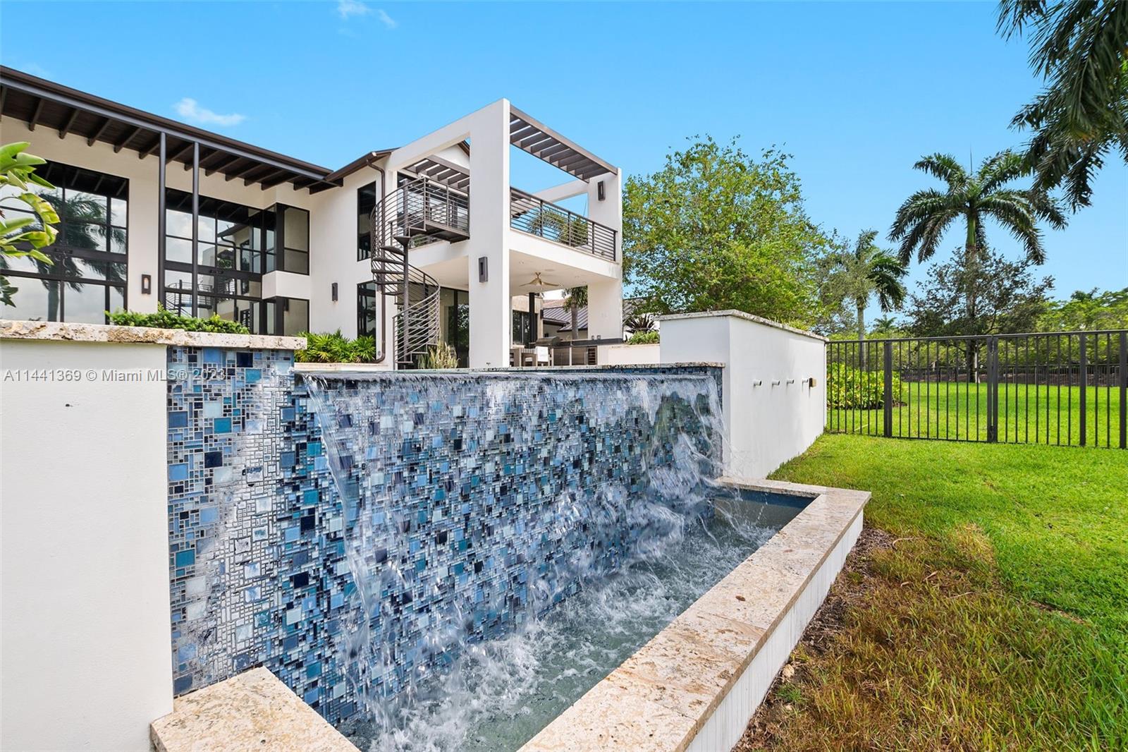 WINDMILL LAKE ESTATE - Residential