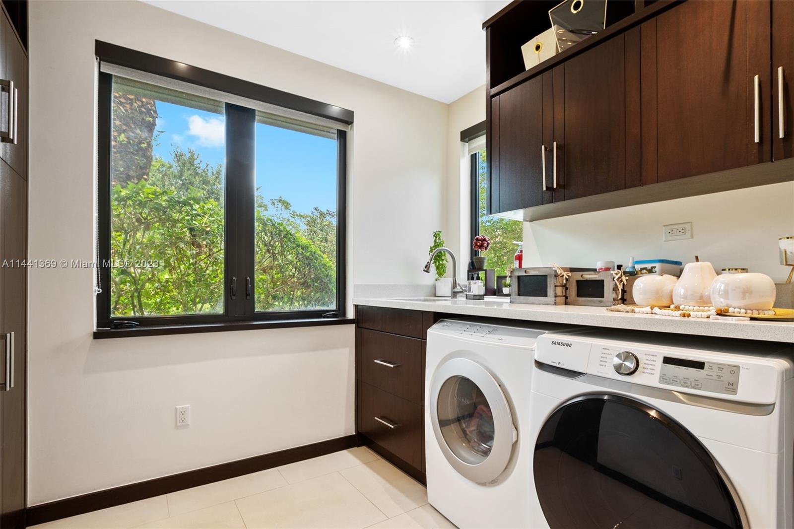 WINDMILL LAKE ESTATE - Residential