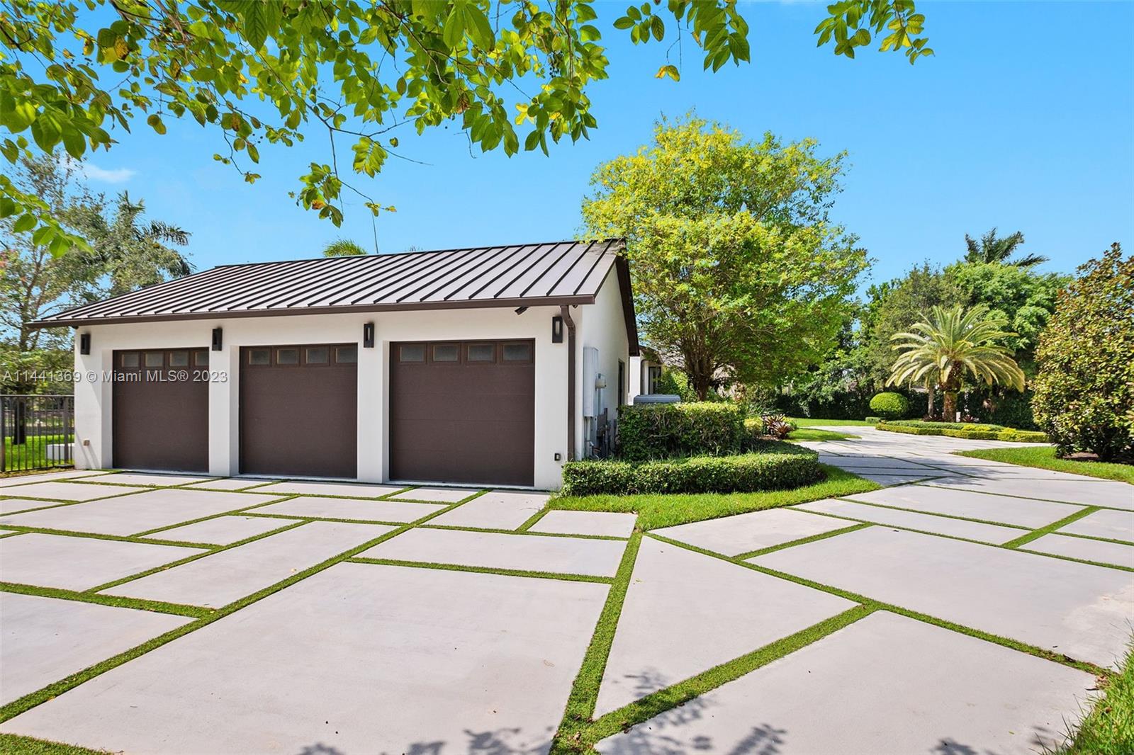 WINDMILL LAKE ESTATE - Residential