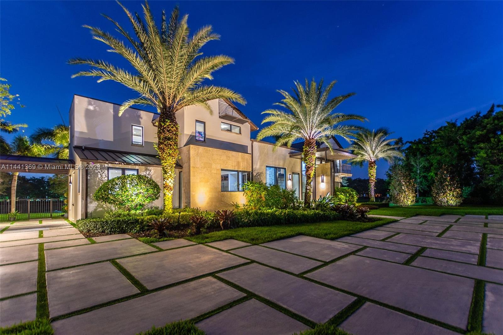 WINDMILL LAKE ESTATE - Residential