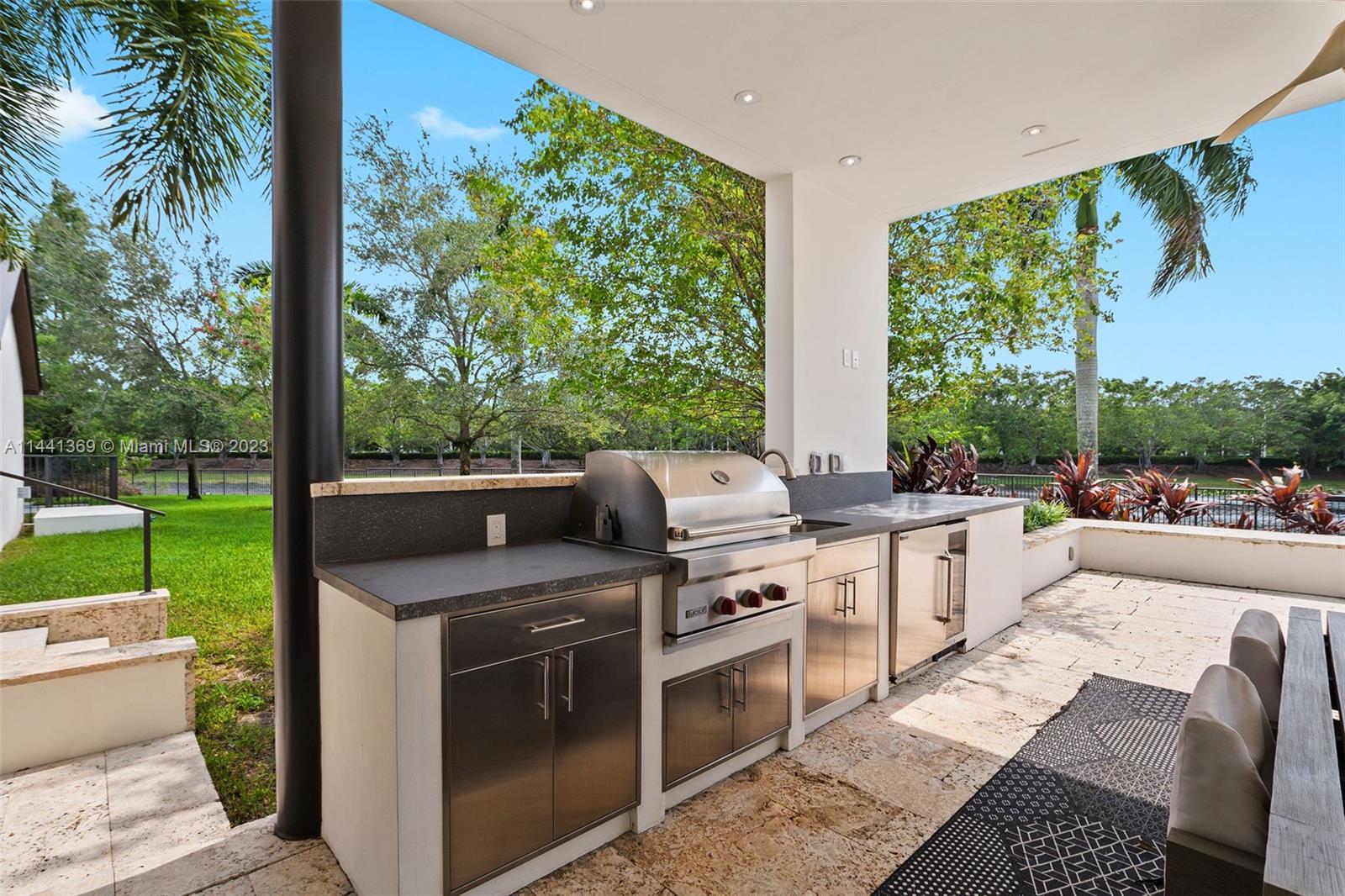 WINDMILL LAKE ESTATE - Residential