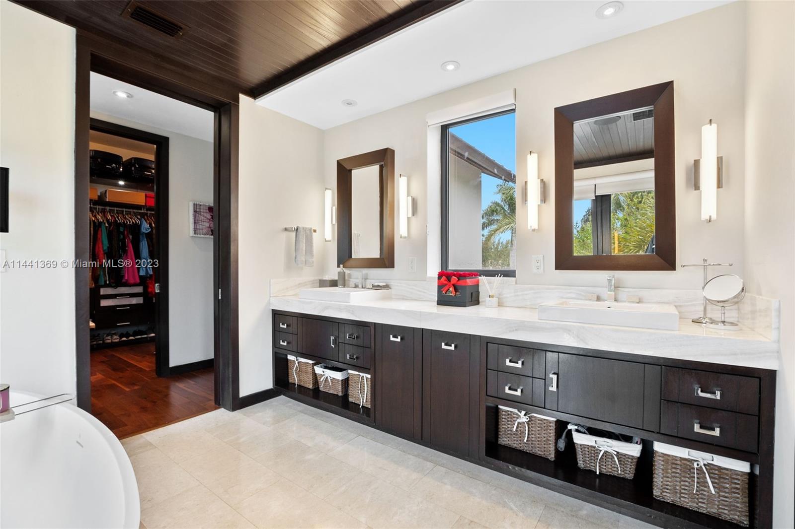 WINDMILL LAKE ESTATE - Residential