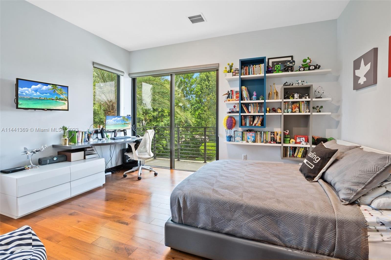 WINDMILL LAKE ESTATE - Residential