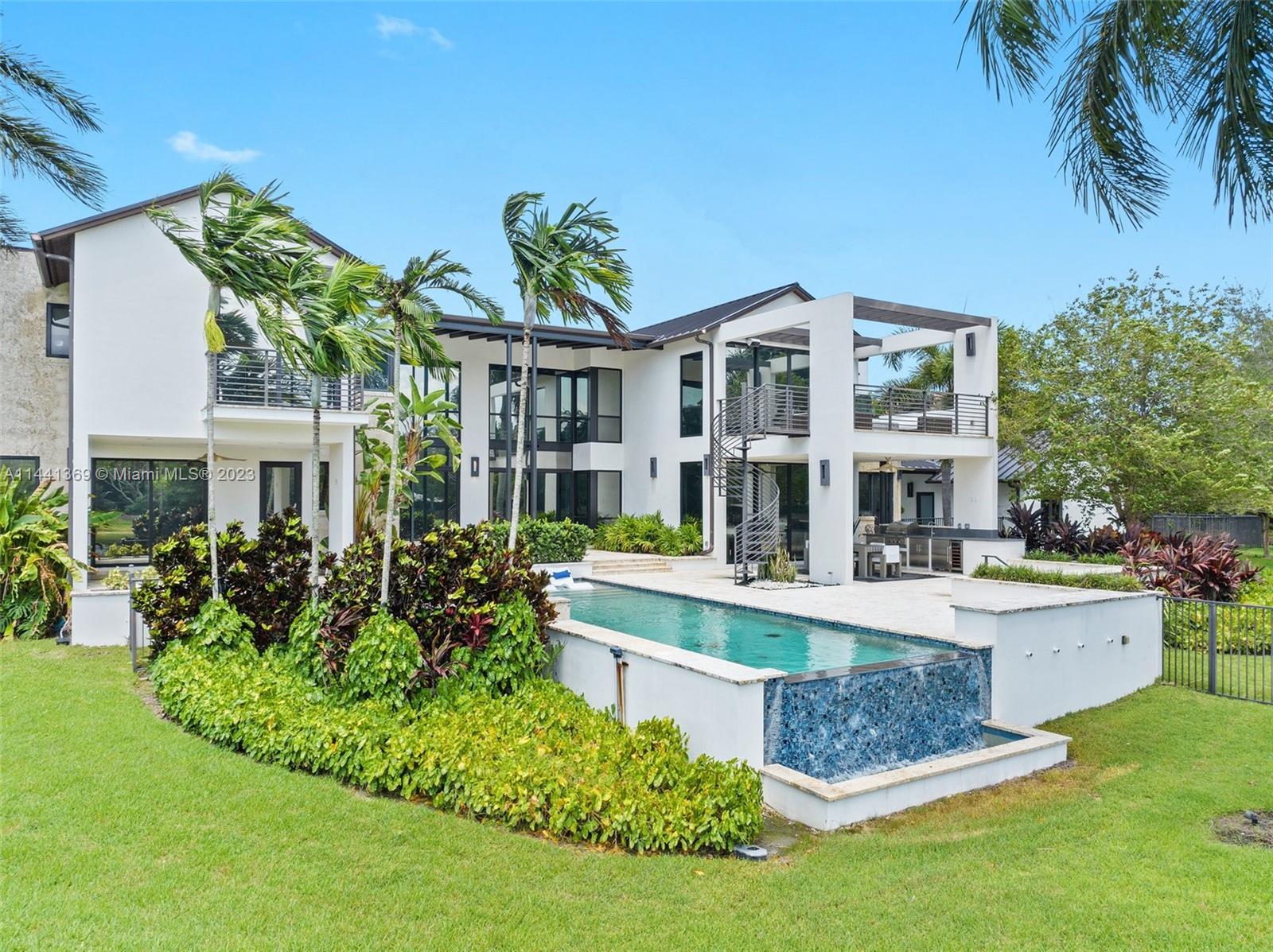 WINDMILL LAKE ESTATE - Residential