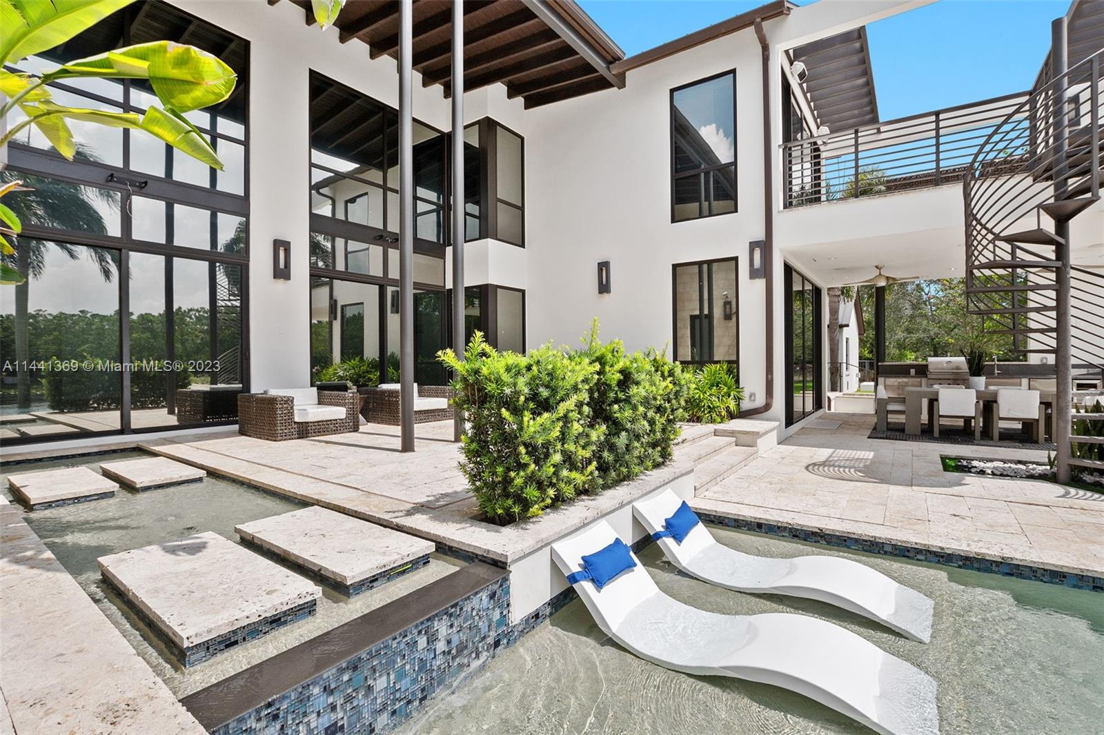 WINDMILL LAKE ESTATE - Residential