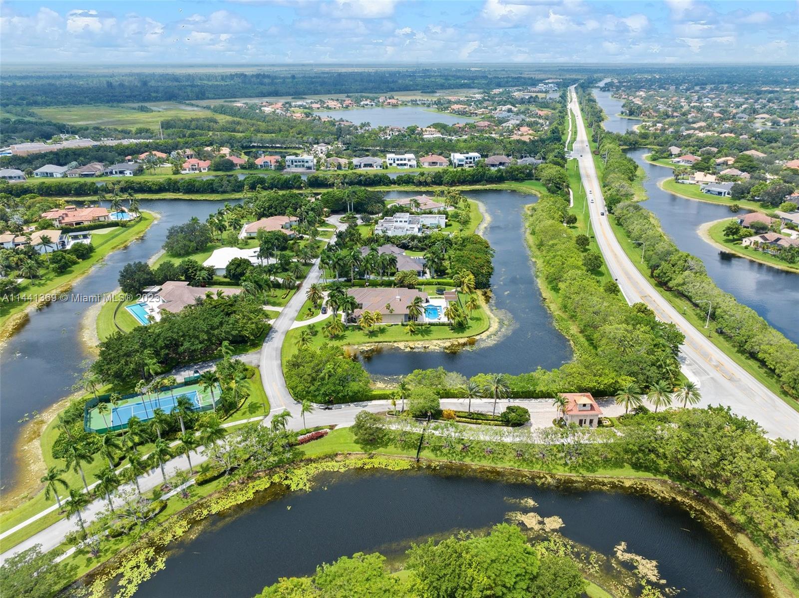 WINDMILL LAKE ESTATE - Residential