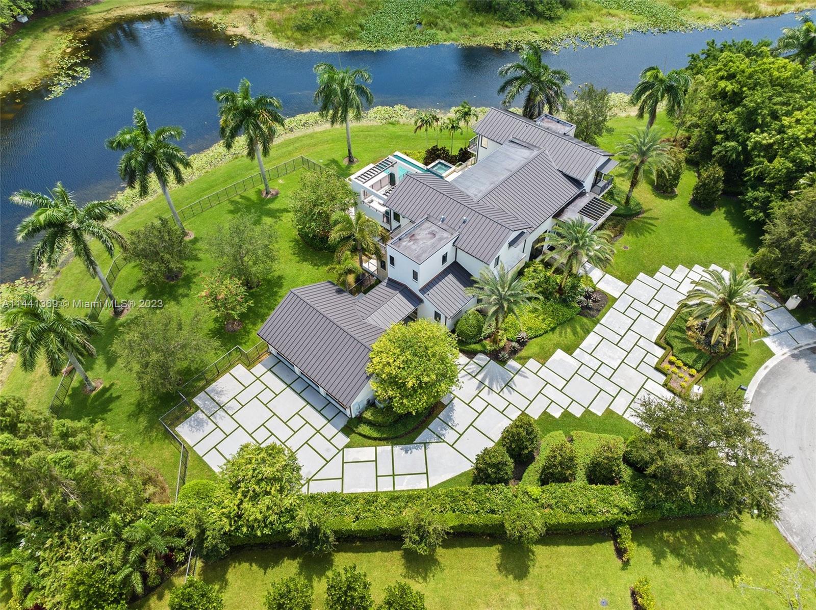 WINDMILL LAKE ESTATE - Residential