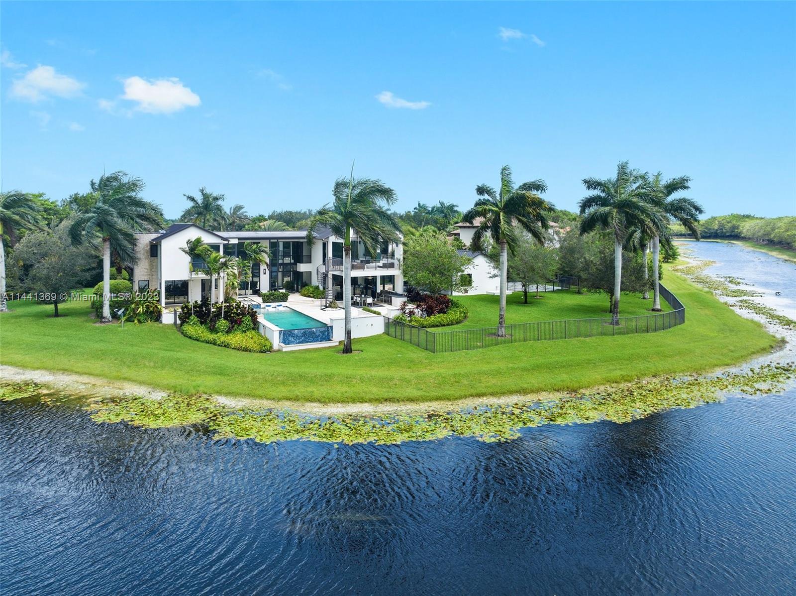 WINDMILL LAKE ESTATE - Residential