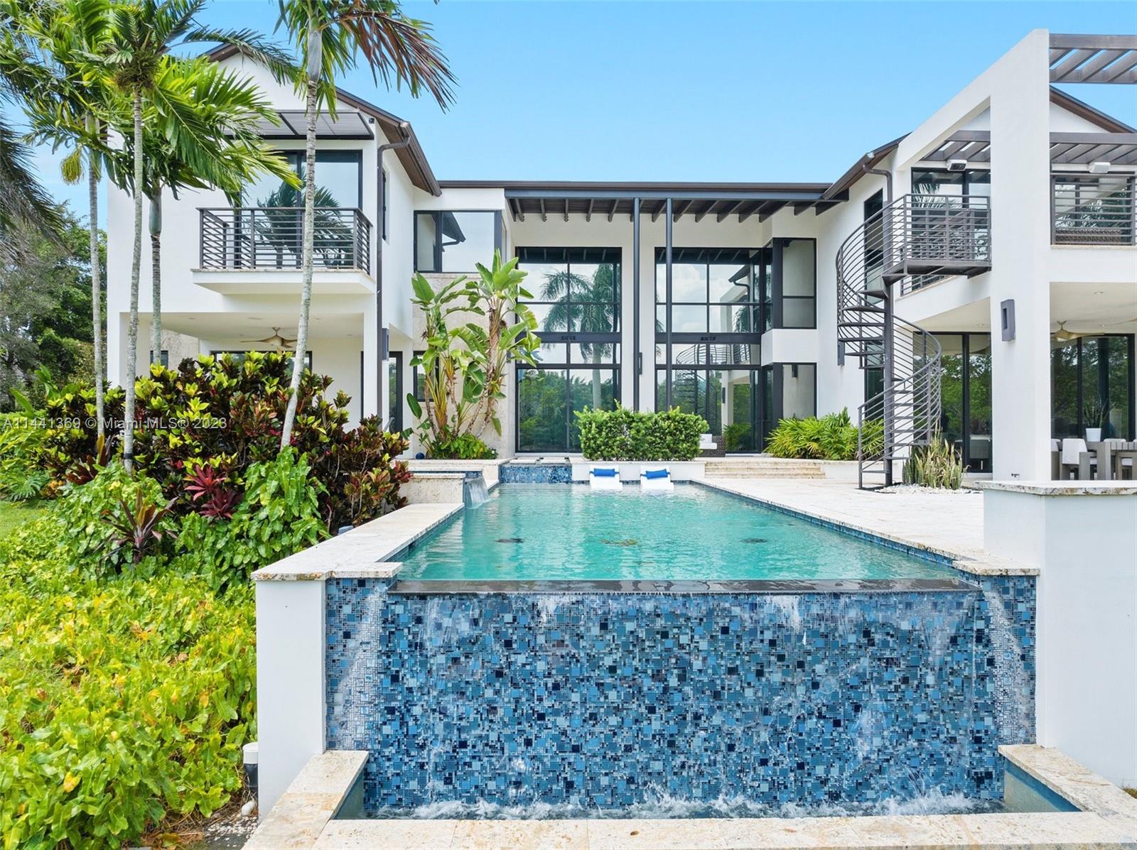 WINDMILL LAKE ESTATE - Residential