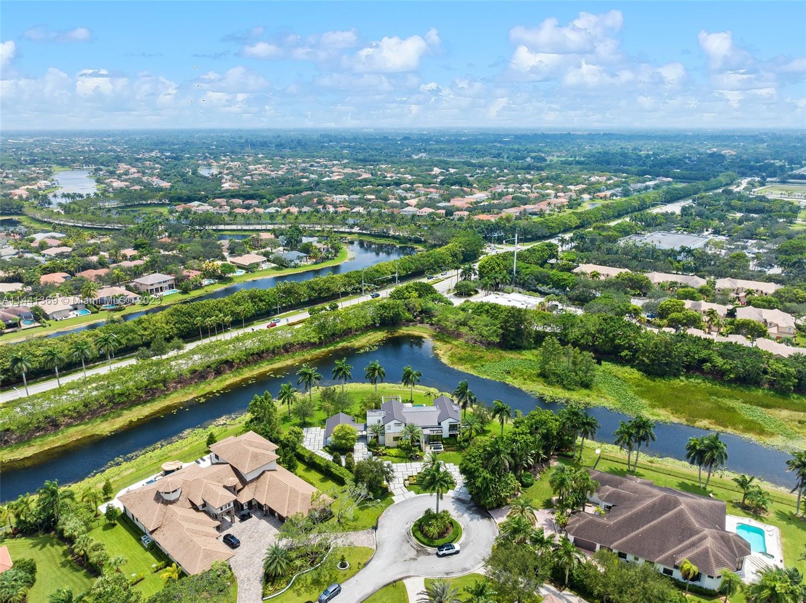 WINDMILL LAKE ESTATE - Residential