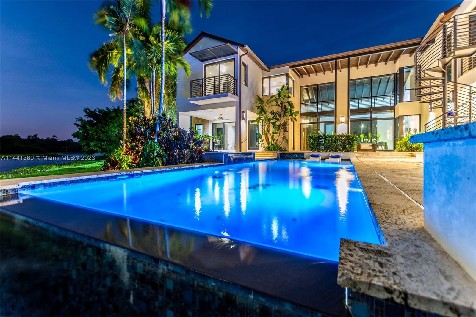 WINDMILL LAKE ESTATE - Residential