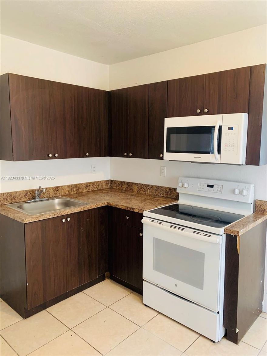 Spacious 3-bedroom, 2-bathroom apartment: your private retreat with all the comforts you need!

This spacious, self-contained apartment, located at the rear of the house, offers the perfect combination of privacy and functionality. Enjoy easy-care flooring, air conditioning to keep you cool, and a bright kitchen equipped with impeccable appliances. It also has a patio and parking.

- 3 spacious bedrooms and 2 full bathrooms
- Tile floors throughout
- Central air conditioning
- White appliances
- Microwave, stove, and refrigerator
- Parking