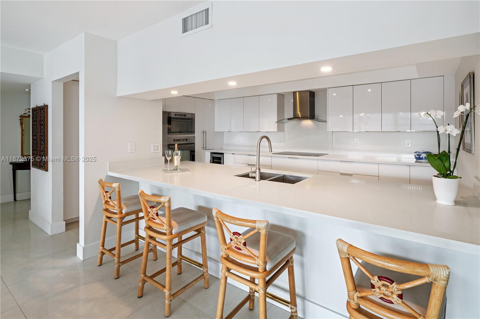 COMMODORE CLUB SOUTH COND - Residential