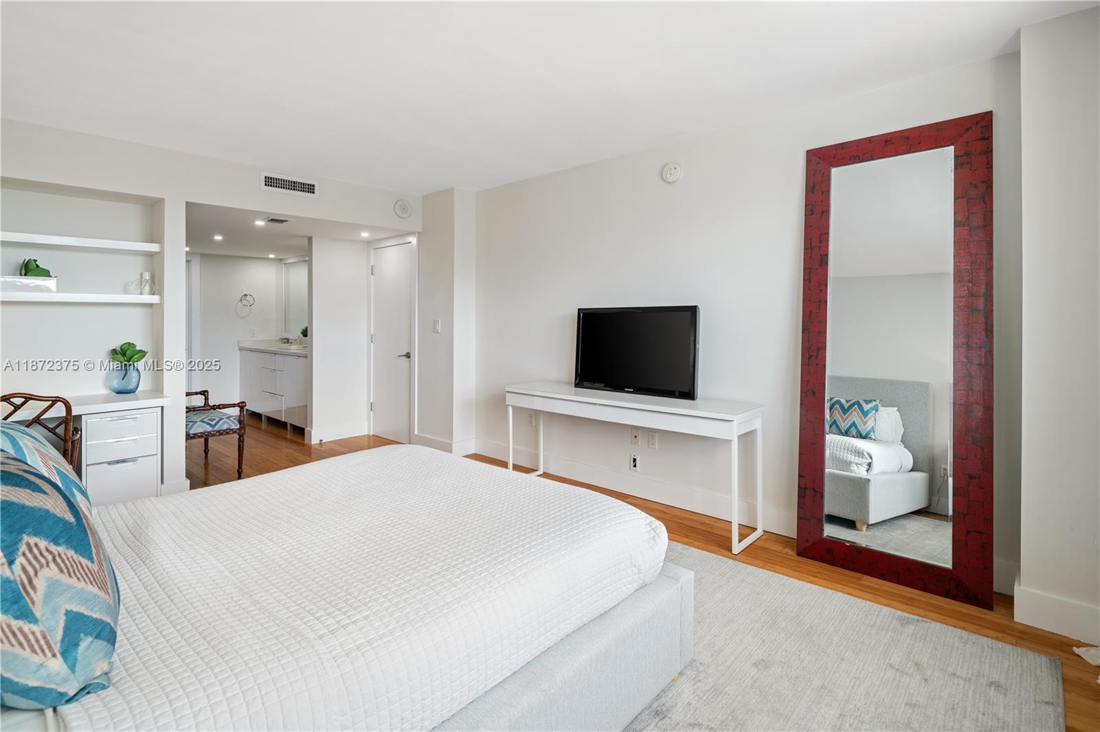 COMMODORE CLUB SOUTH COND - Residential