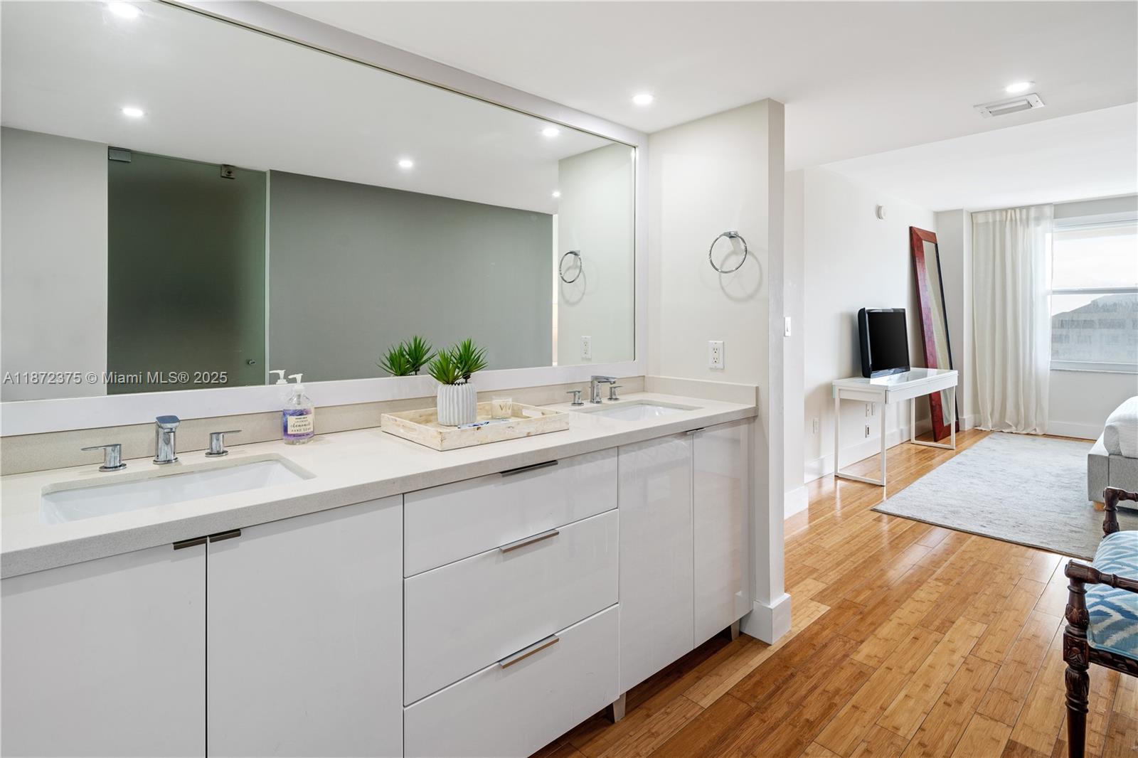 COMMODORE CLUB SOUTH COND - Residential