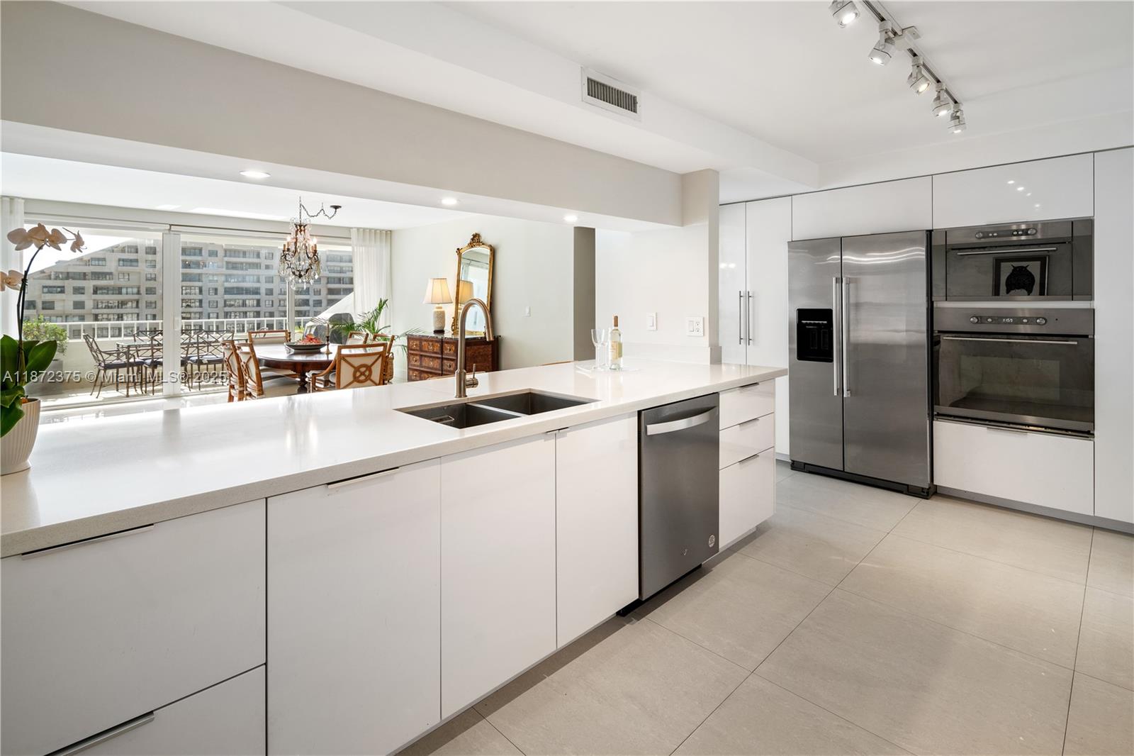 COMMODORE CLUB SOUTH COND - Residential