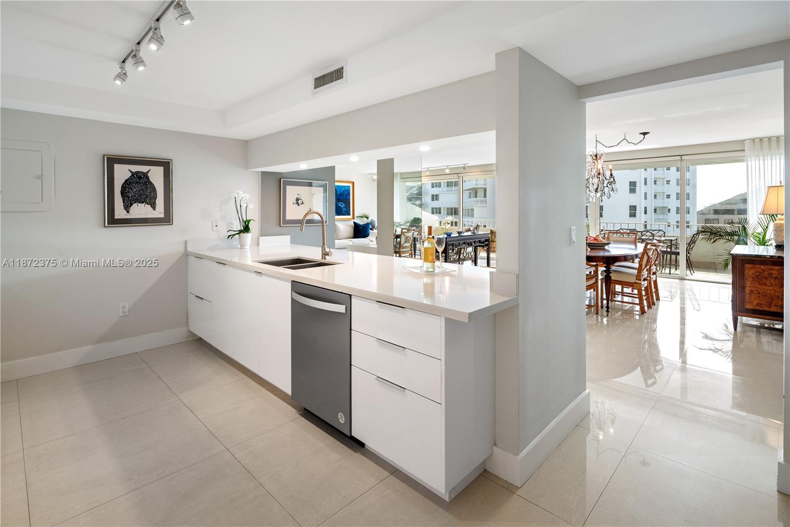 COMMODORE CLUB SOUTH COND - Residential