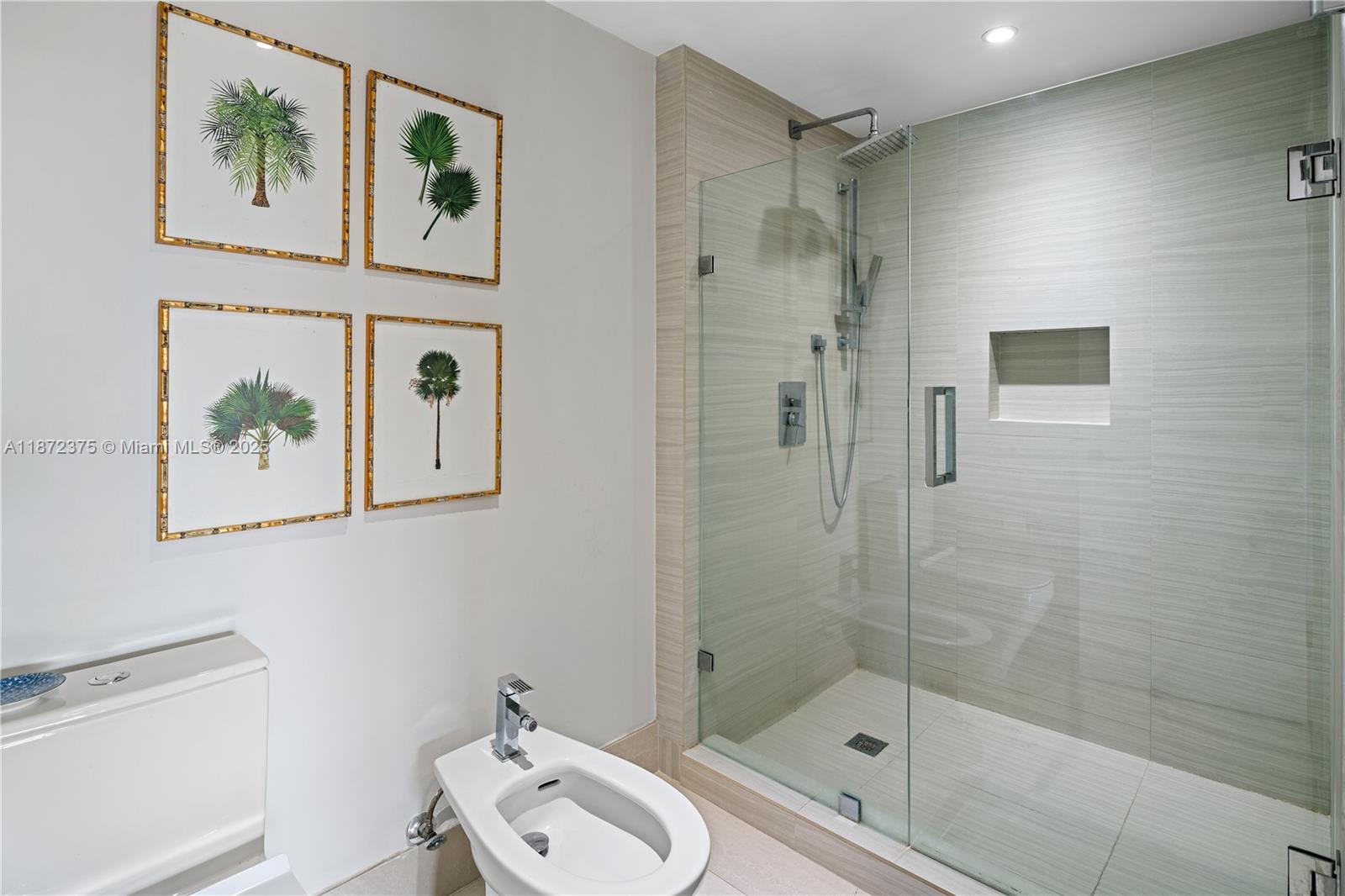 COMMODORE CLUB SOUTH COND - Residential