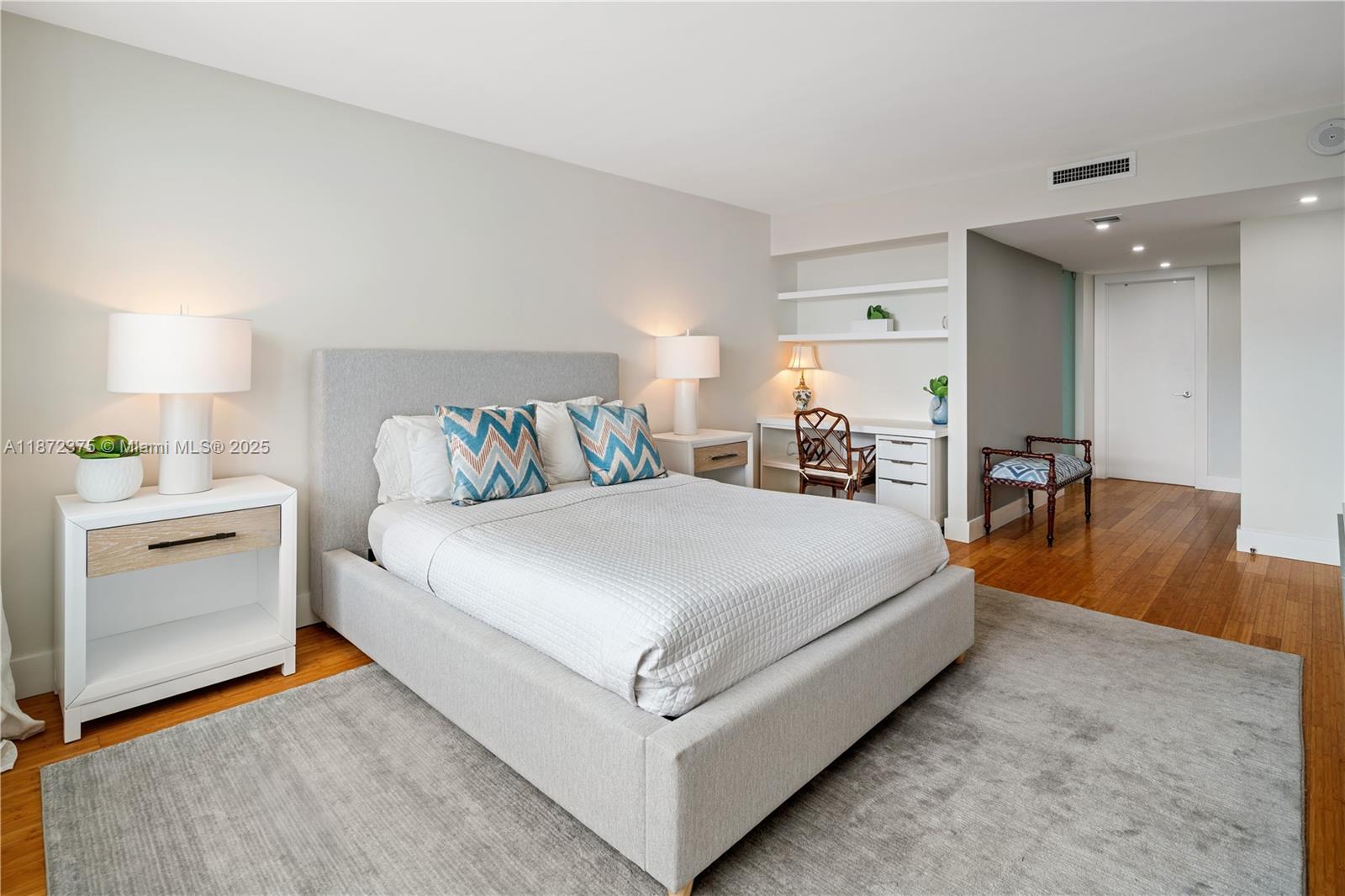 COMMODORE CLUB SOUTH COND - Residential