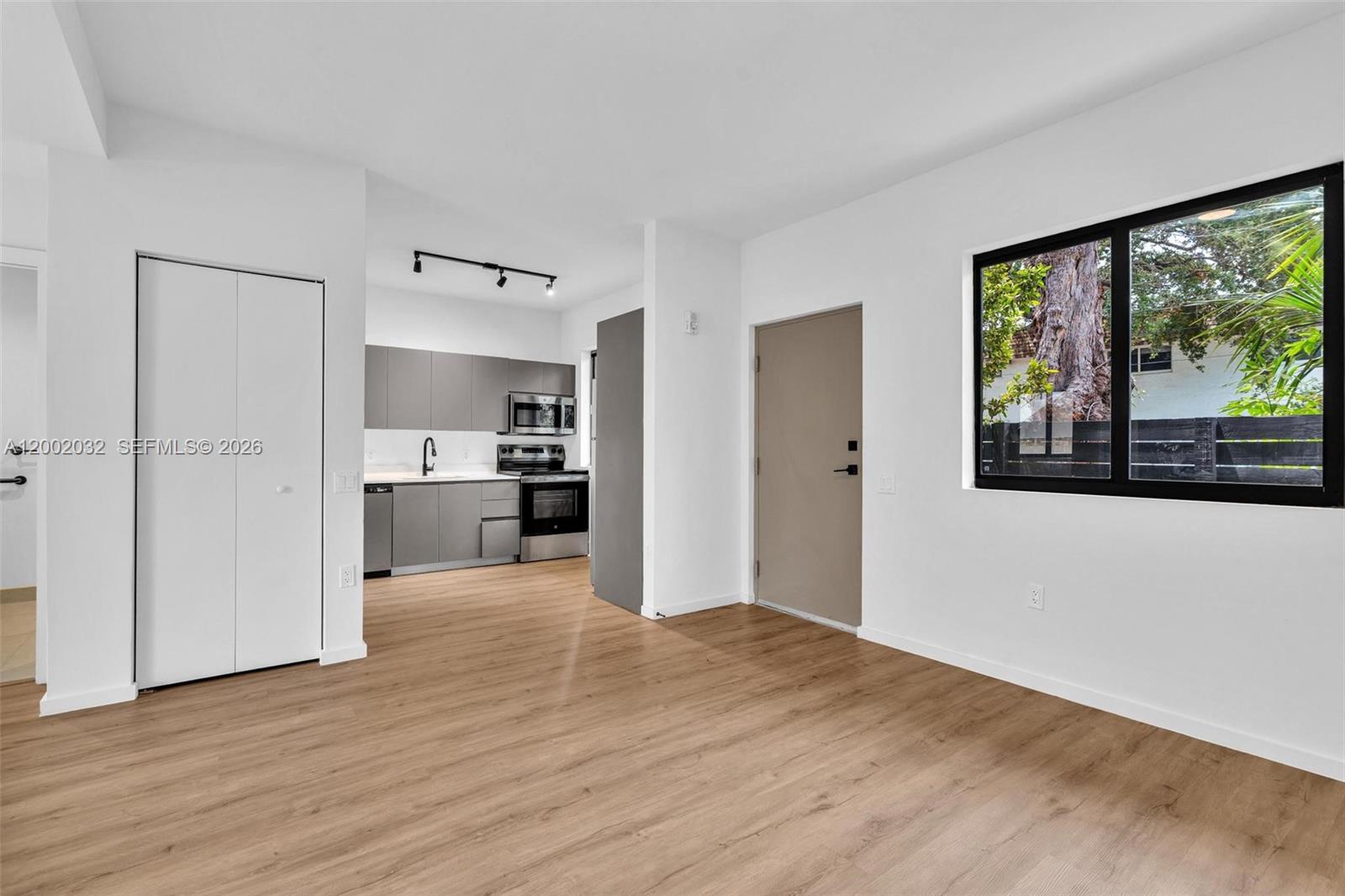 DE LEON PARK - Residential Lease