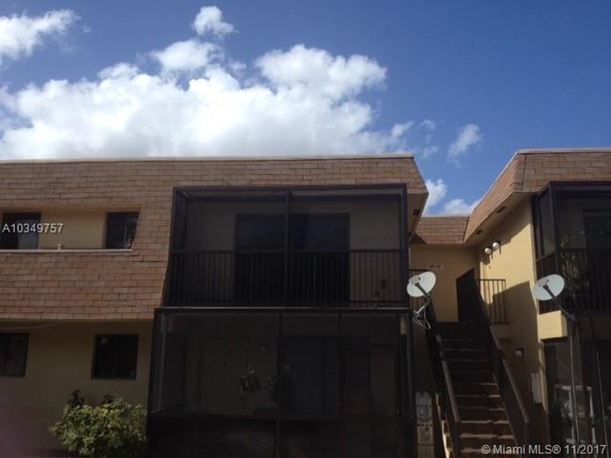 A beautiful 2/2 with central air and washer/ dryer in the unit.  Updated bathrooms and kitchen with stainless steel appliances.  Generously sized bedrooms with walk in closets and ceiling fans.  Close to the pool and tennis court.  Centrally located, close to shopping, US1 and I95.