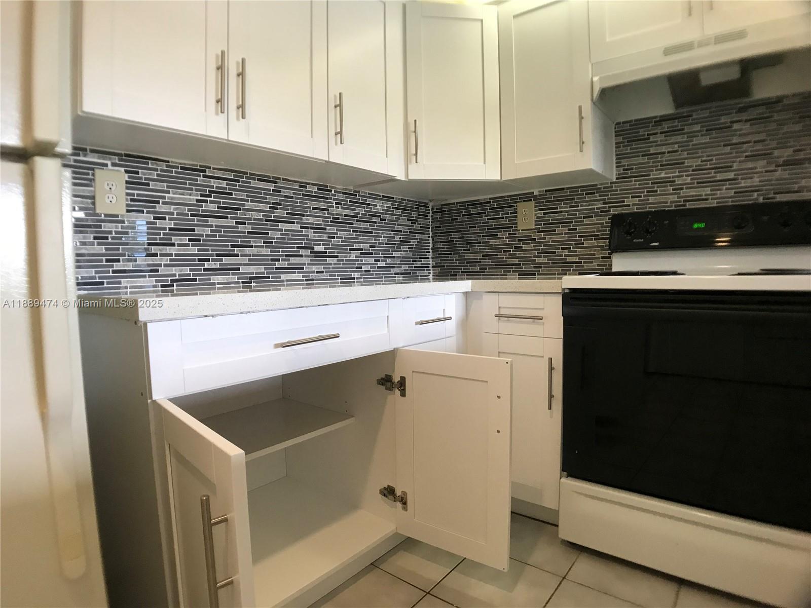 LE CLUB AT OLD CUTLER CON - Residential Lease