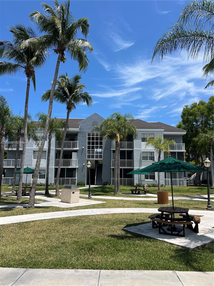 LE CLUB AT OLD CUTLER CON - Residential Lease
