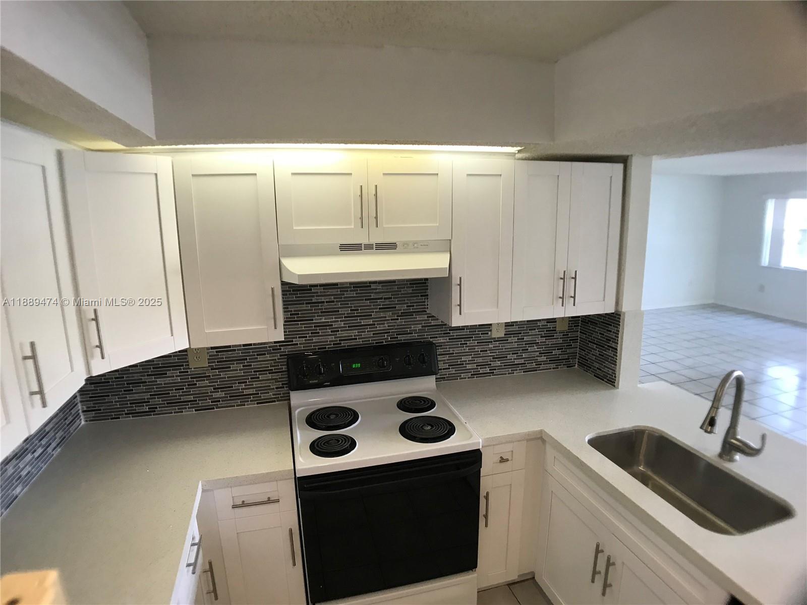 LE CLUB AT OLD CUTLER CON - Residential Lease