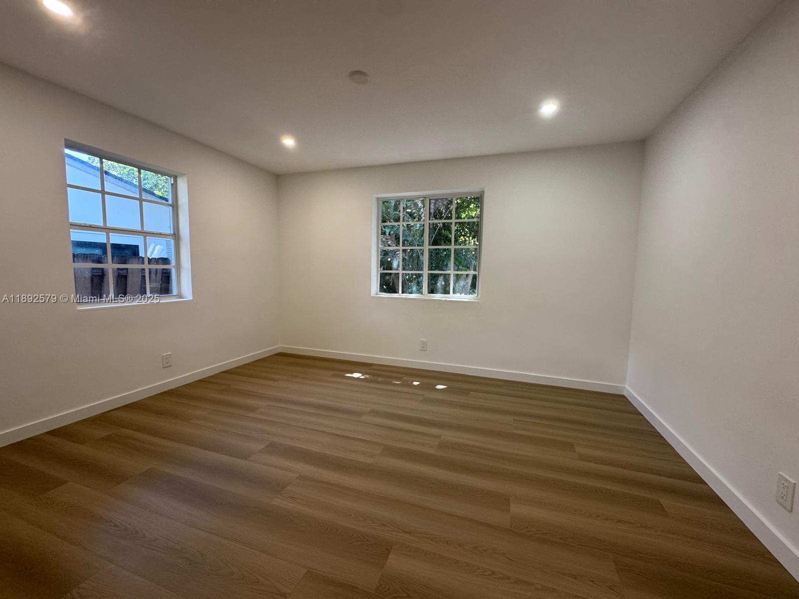 HOLLYWOOD LITTLE RANCHES - Residential