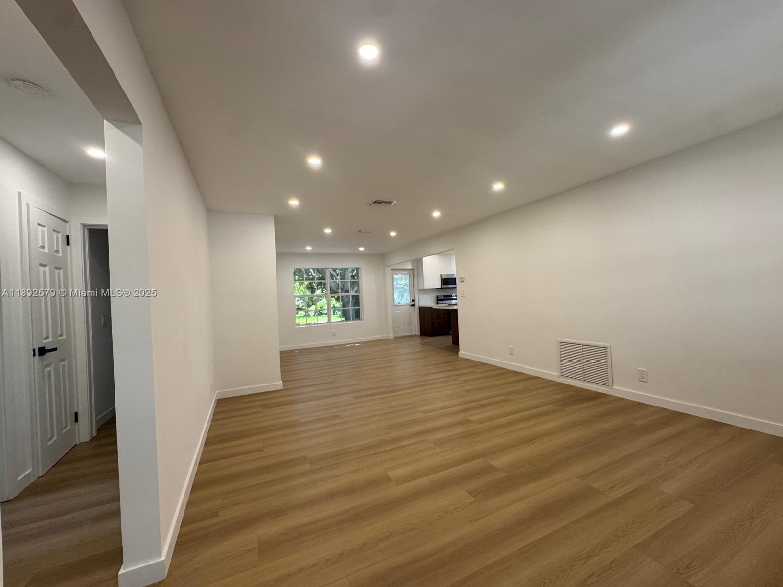 HOLLYWOOD LITTLE RANCHES - Residential
