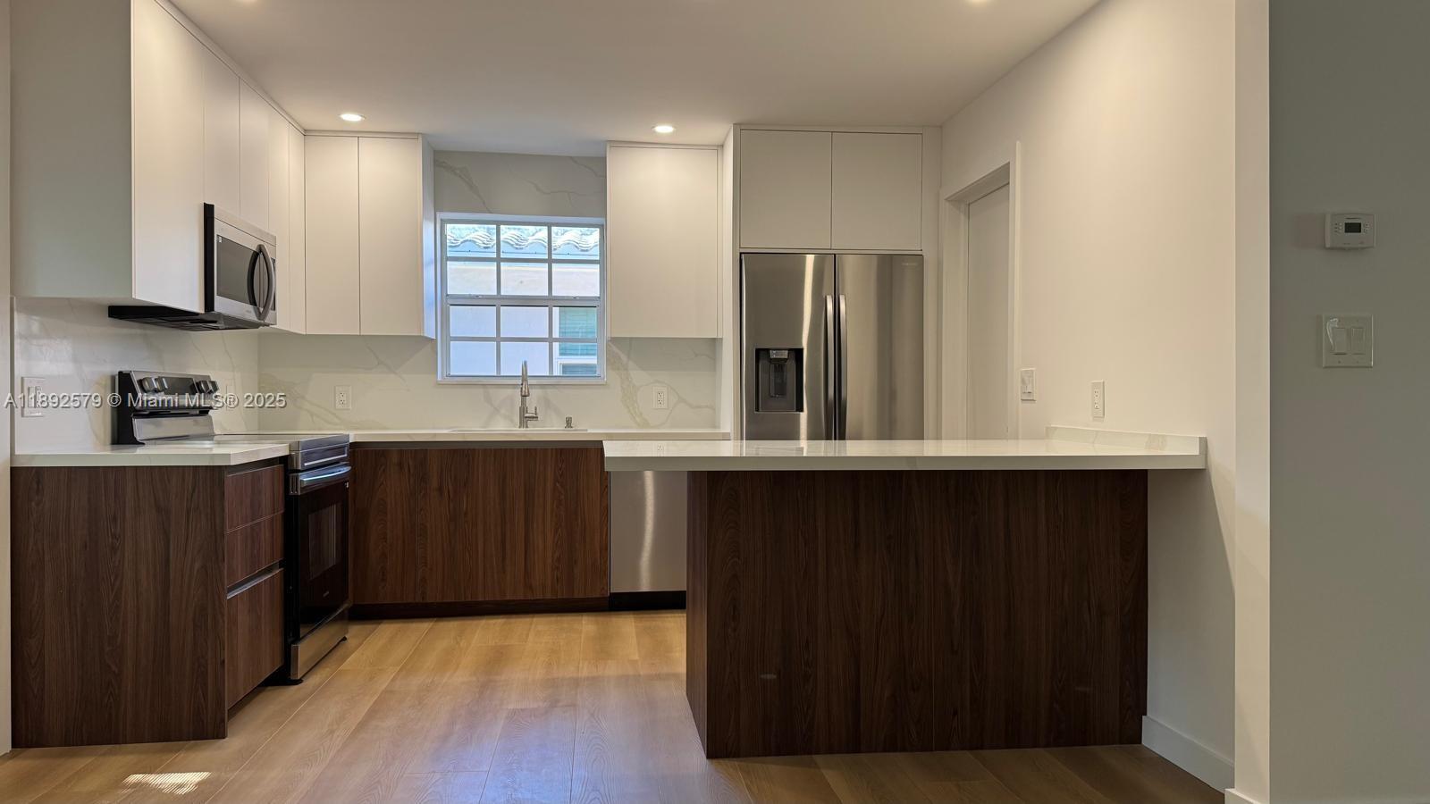 HOLLYWOOD LITTLE RANCHES - Residential