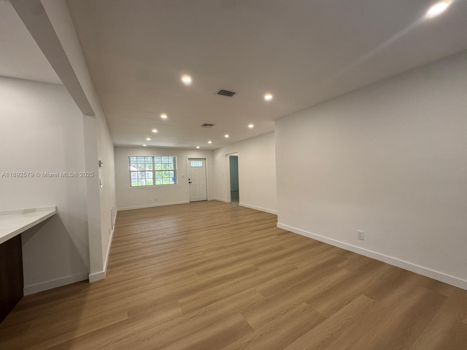 HOLLYWOOD LITTLE RANCHES - Residential