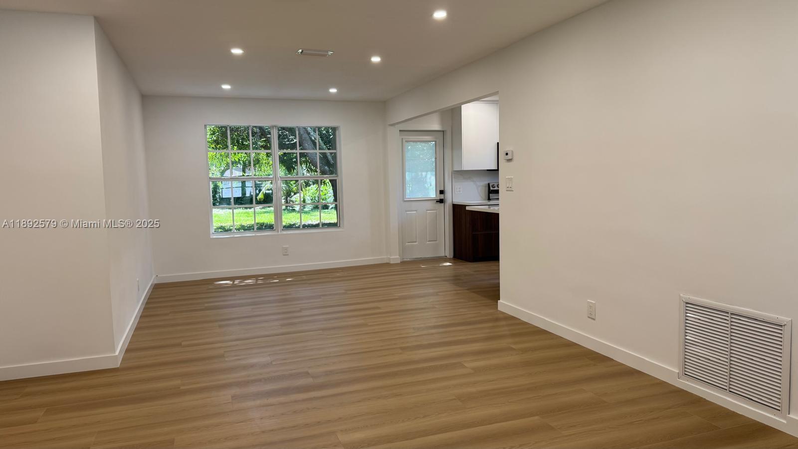 HOLLYWOOD LITTLE RANCHES - Residential