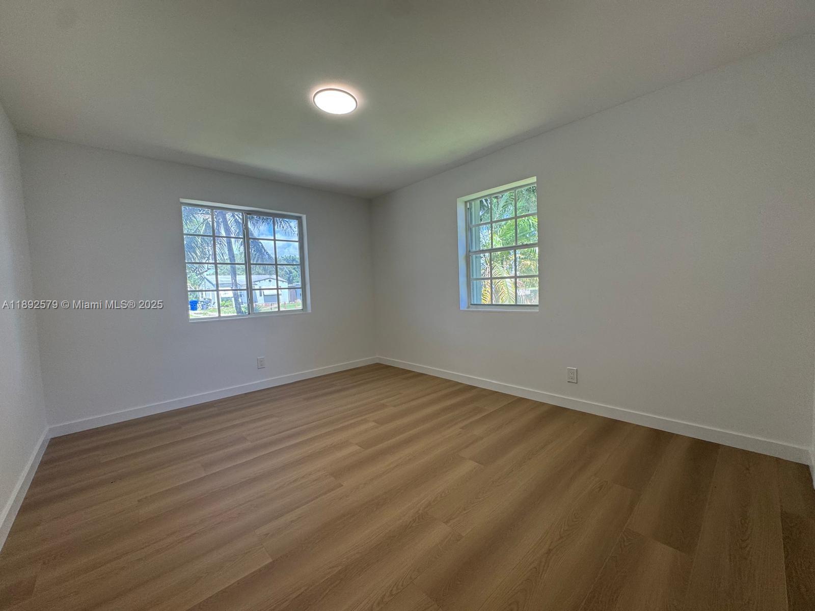 HOLLYWOOD LITTLE RANCHES - Residential