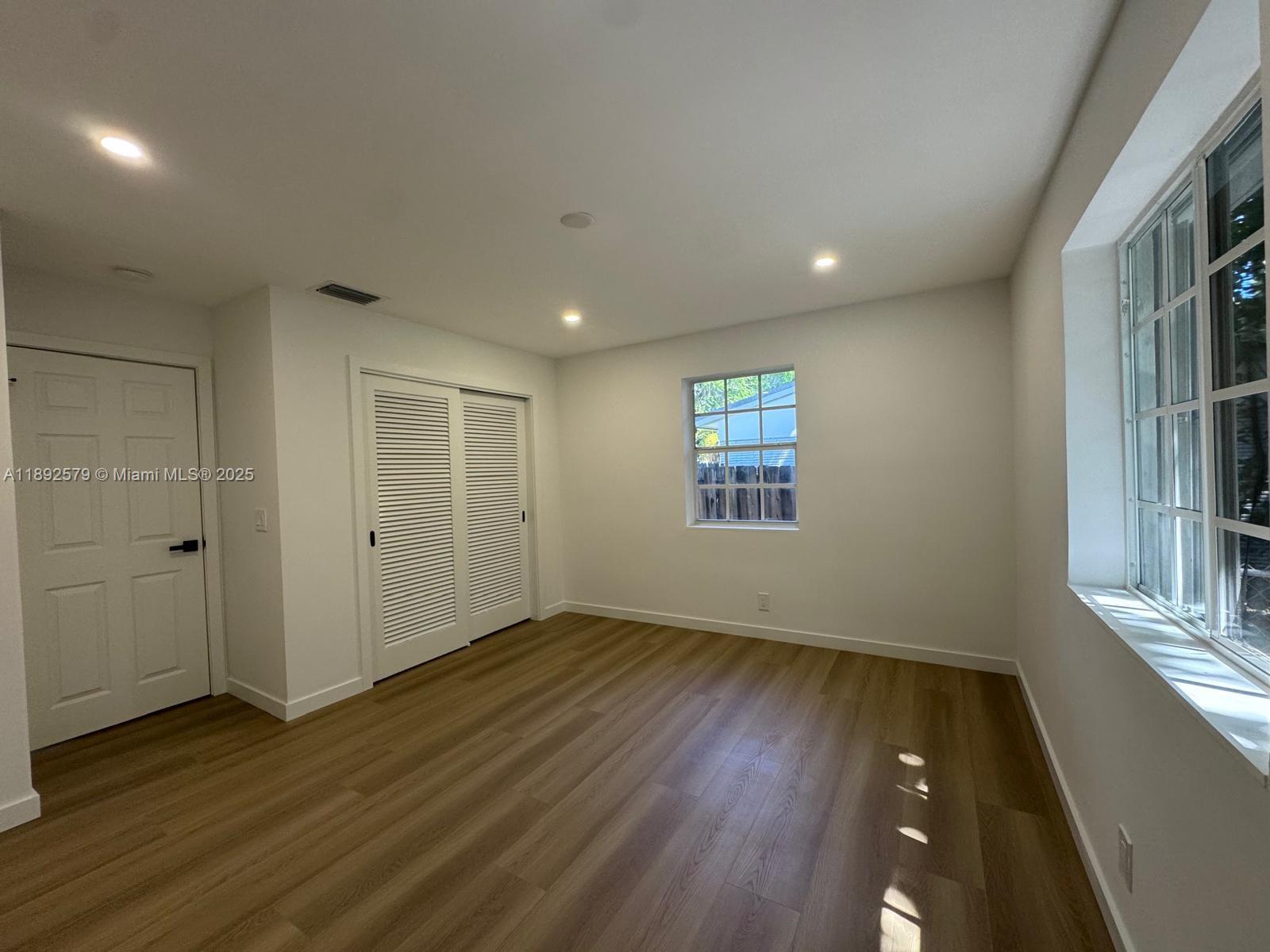 HOLLYWOOD LITTLE RANCHES - Residential