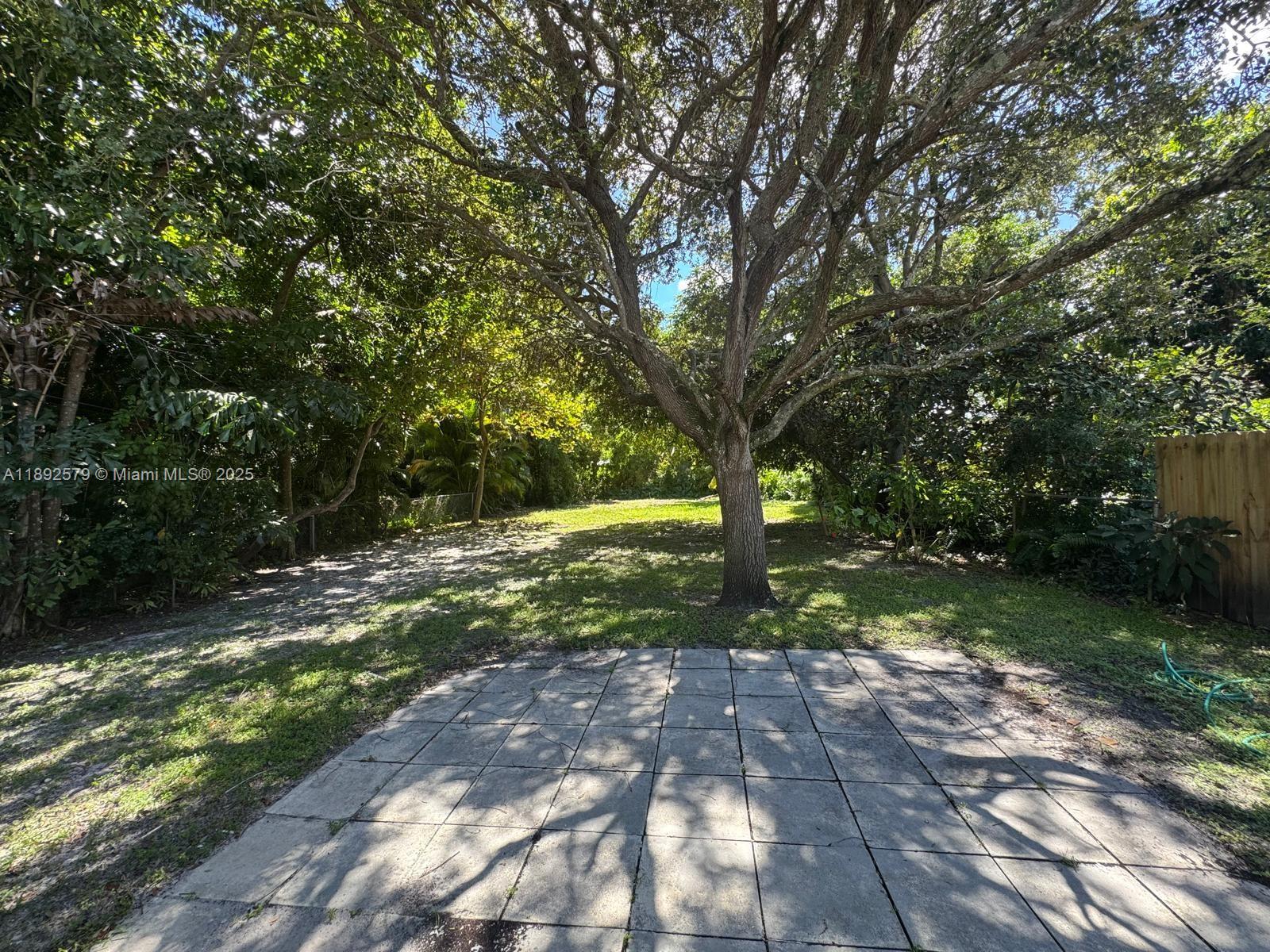 HOLLYWOOD LITTLE RANCHES - Residential