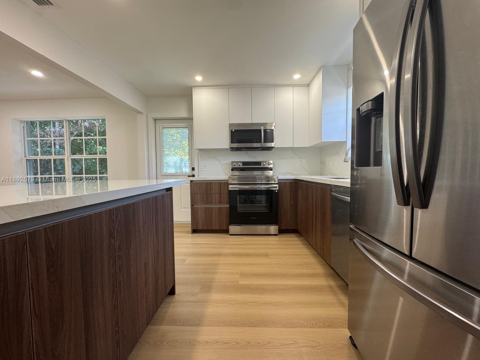HOLLYWOOD LITTLE RANCHES - Residential
