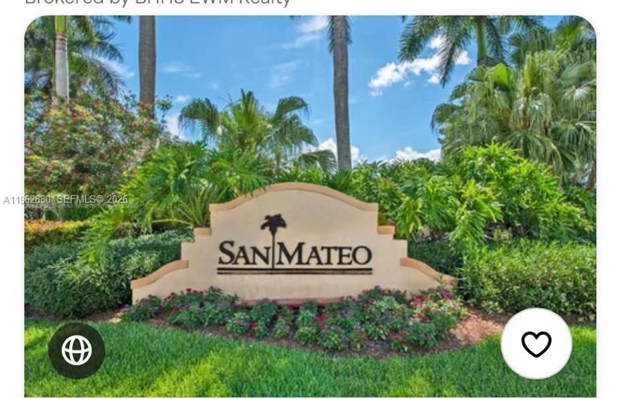 Private gated community with key access, five minutes from the I-75 highway, close to good schools, supermarkets, hospitals, gas stations, and department stores. Three-bedroom, two-and-a-half-bath townhouse: upper floor with wood-colored laminate floors, three bedrooms and two baths; ground floor with living room, dining room, kitchen, patio with lake view, covered parking for one vehicle, and an additional parking space for another vehicle. Stainless steel appliances, kitchen with granite countertop. Very well-maintained complex with recreational areas and a community pool. Absolute security.