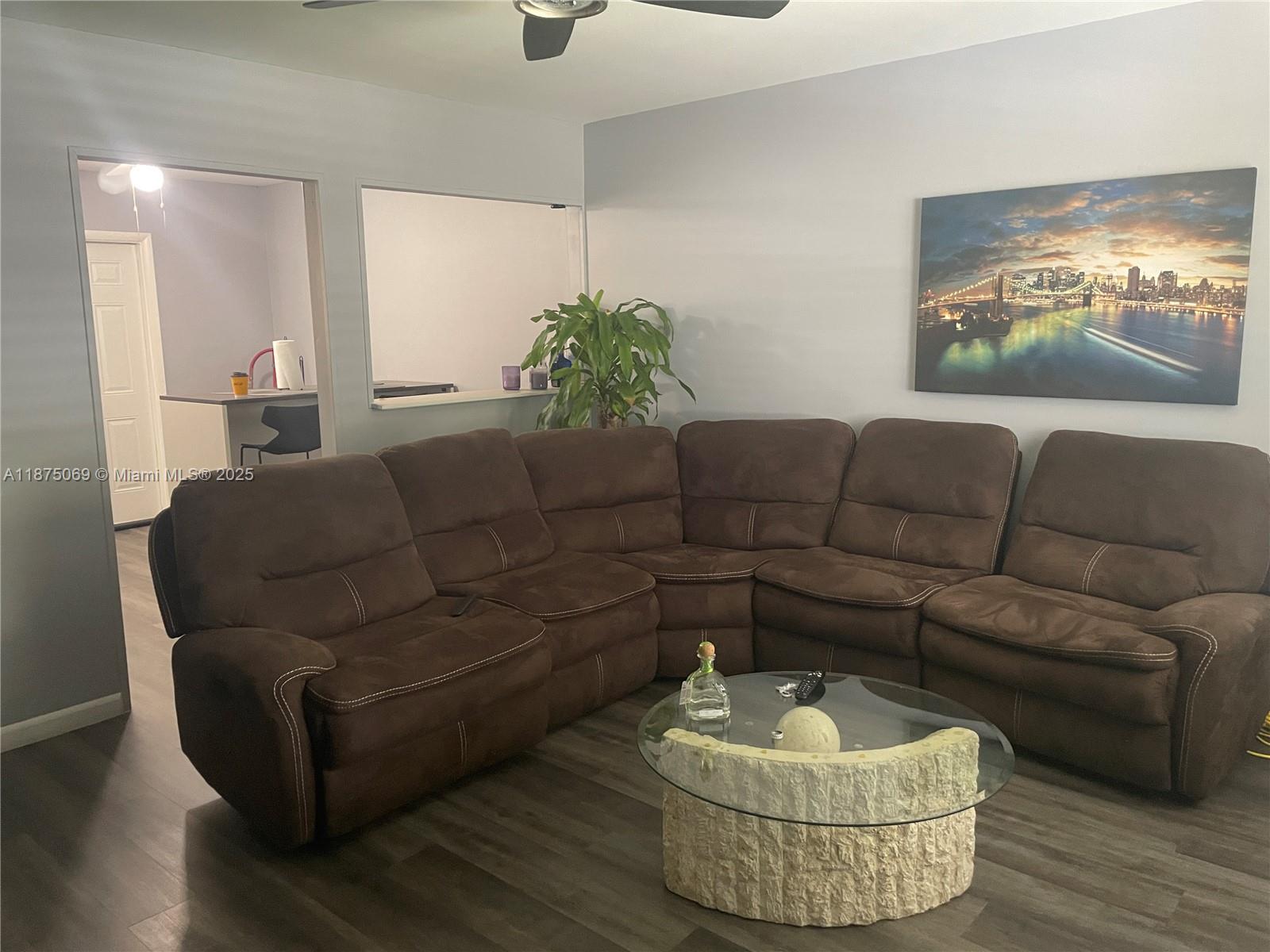 Amazing apartment 2/1, 800 sqft, renovated, a few blocks from Hollywood blvd, with private patio, very quiet,
FAST APPOVAL!! Please provide to submitted an application with included: paystubs or proof of work, ID
IDENTIFICATION, Referral Letter of previous Landlord, background screening, NO EVICTION!