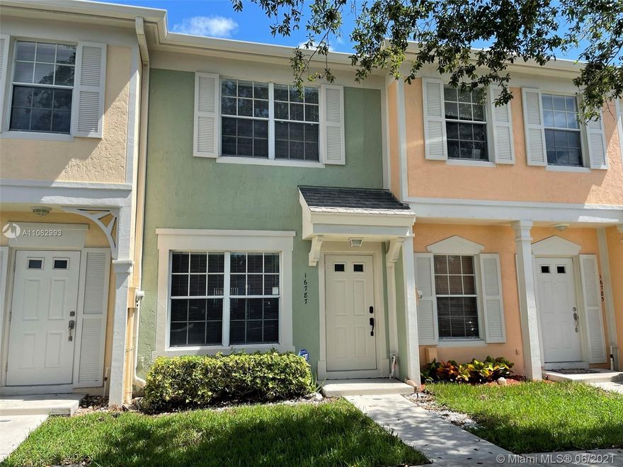 WELL KEPT TOWN HOUSE 2 BEDROOMS 1.5 BATHROOMS. NEW FLOORING SOCIAL AREAS AND KITCHEN, NEW CARPET UPSTAIRS.  RECENTLY PAINTED. LIGHT AND BRIGHT. FORMAL LIVING AND DINING,  SPACIOUS KITCHEN WITH LAUNDRY AND GUEST BATHROOM DOWN STAIRS. TWO BEDROOMS UPSTAIRS WITH 1 BATHROOM. DOUBLE SINK, SHOWER AND TUB. EXTRA STORAGE AT SCREENED PATIO.  TENANTS HAVE ACCESS TO BONAVENTURE TOWN CENTER. ONE ASSIGNED PARKING AND PLENTY OF VISITORS. EASY TO SHOW. READY TO BE OCCUPIED.