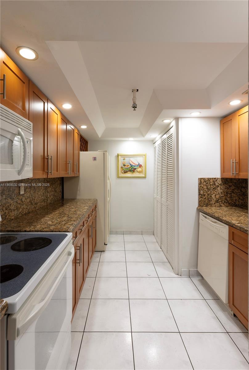 3200 Collins Ave 12-8