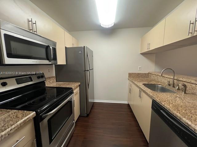 CLUB QUARTERS AT RAINTREE - Residential Lease