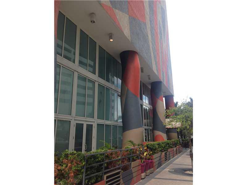 Beautiful Apartment with incredible city view. Italian cabinets, laminated floors (NO CARPET), and blinds. Great amenities, walking distance to restaurants, shops and more. Must see!!