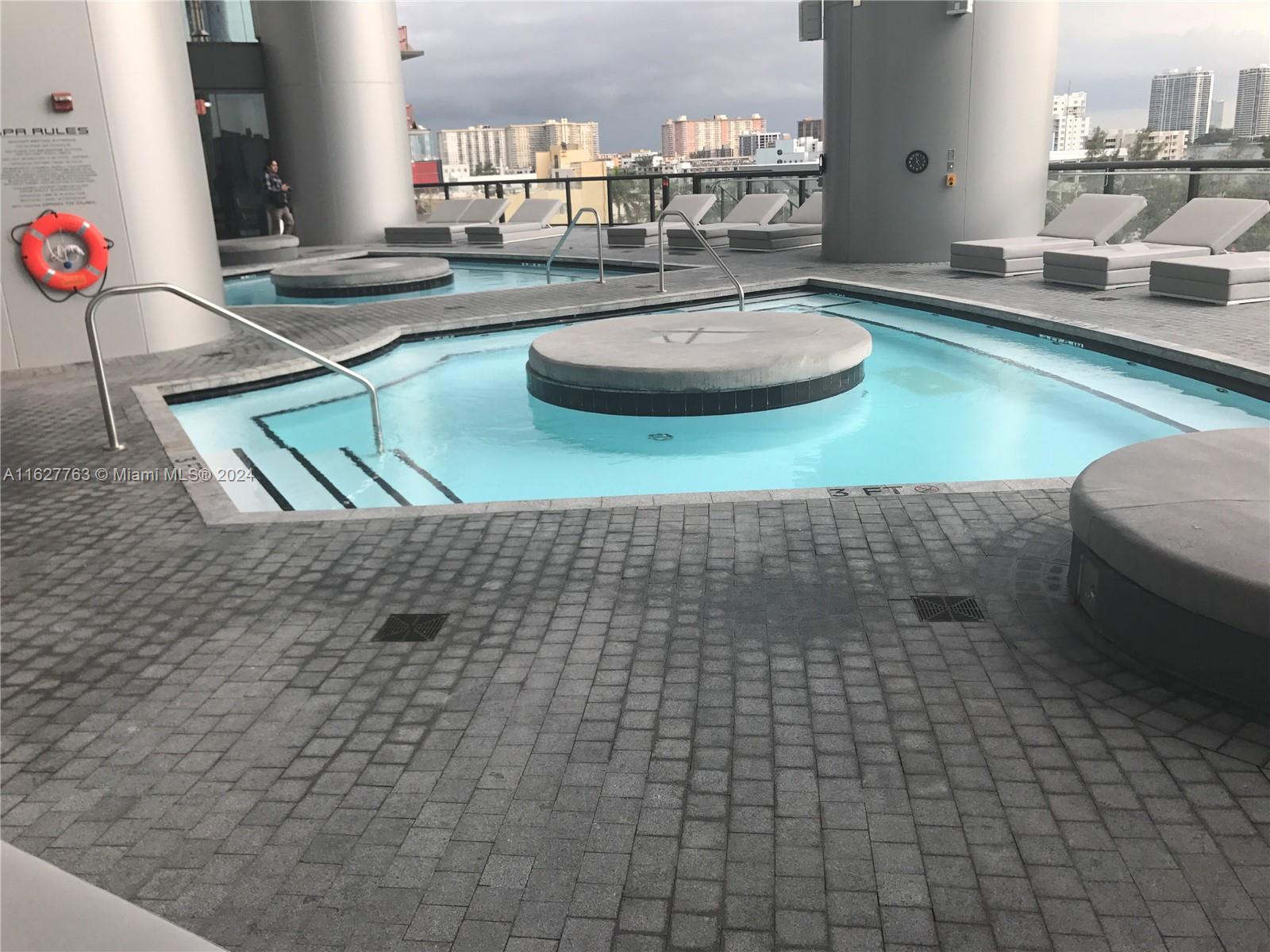 18555 Collins avenue - Residential