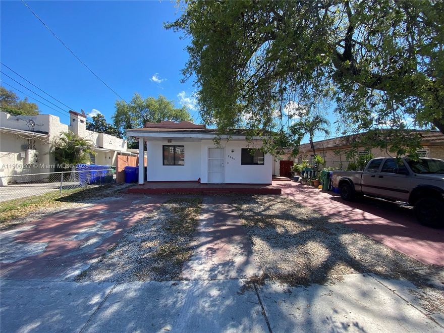 2bed/1bath in Little Havana. Front unit of fourplex. 5 minutes from 836 expressway and from I-95. Close to downtown and hospital area. Available 1/9/2026