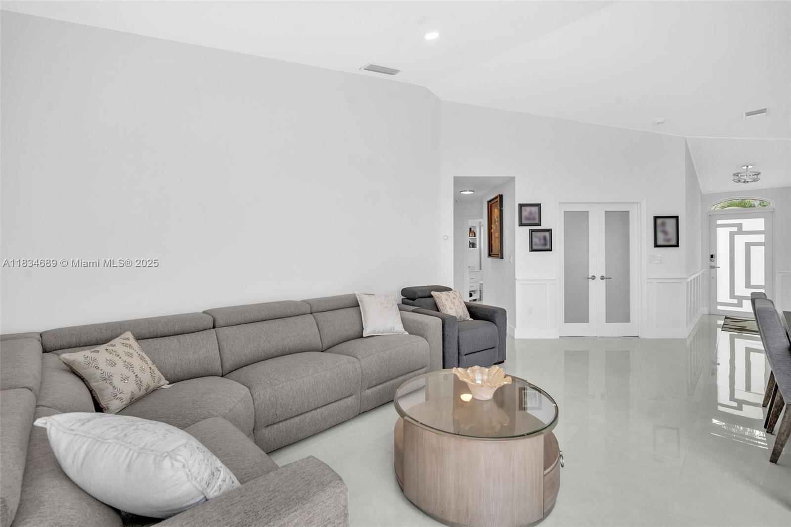 1211 E Wilshire Cir