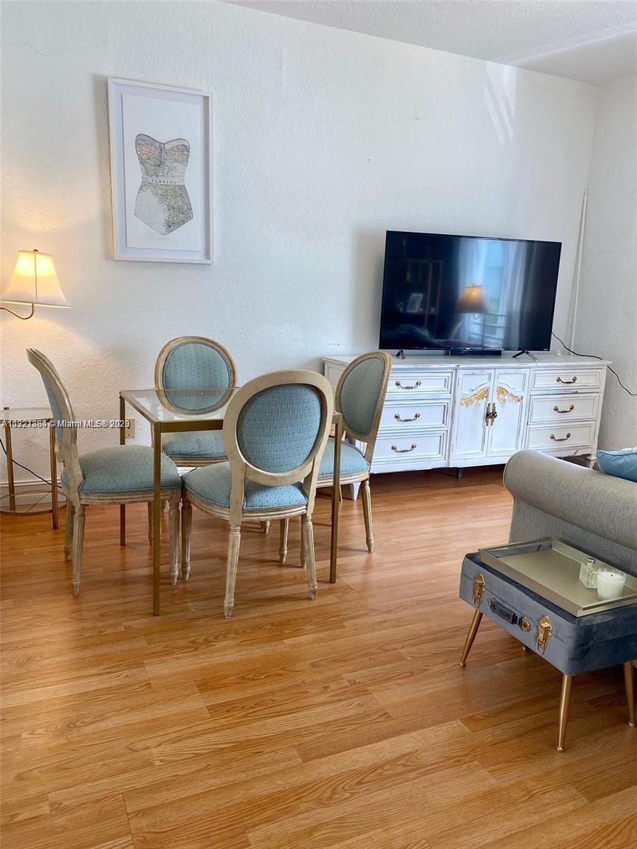 Fantastic location in South Beach. Walk to beach, shops and restaurant scene. Building in beautiful Art Deco style. Very clean studio apartment with beautiful wood floors, open kitchen with lots of storage and charming bathroom. Washer/dryer room in the building.